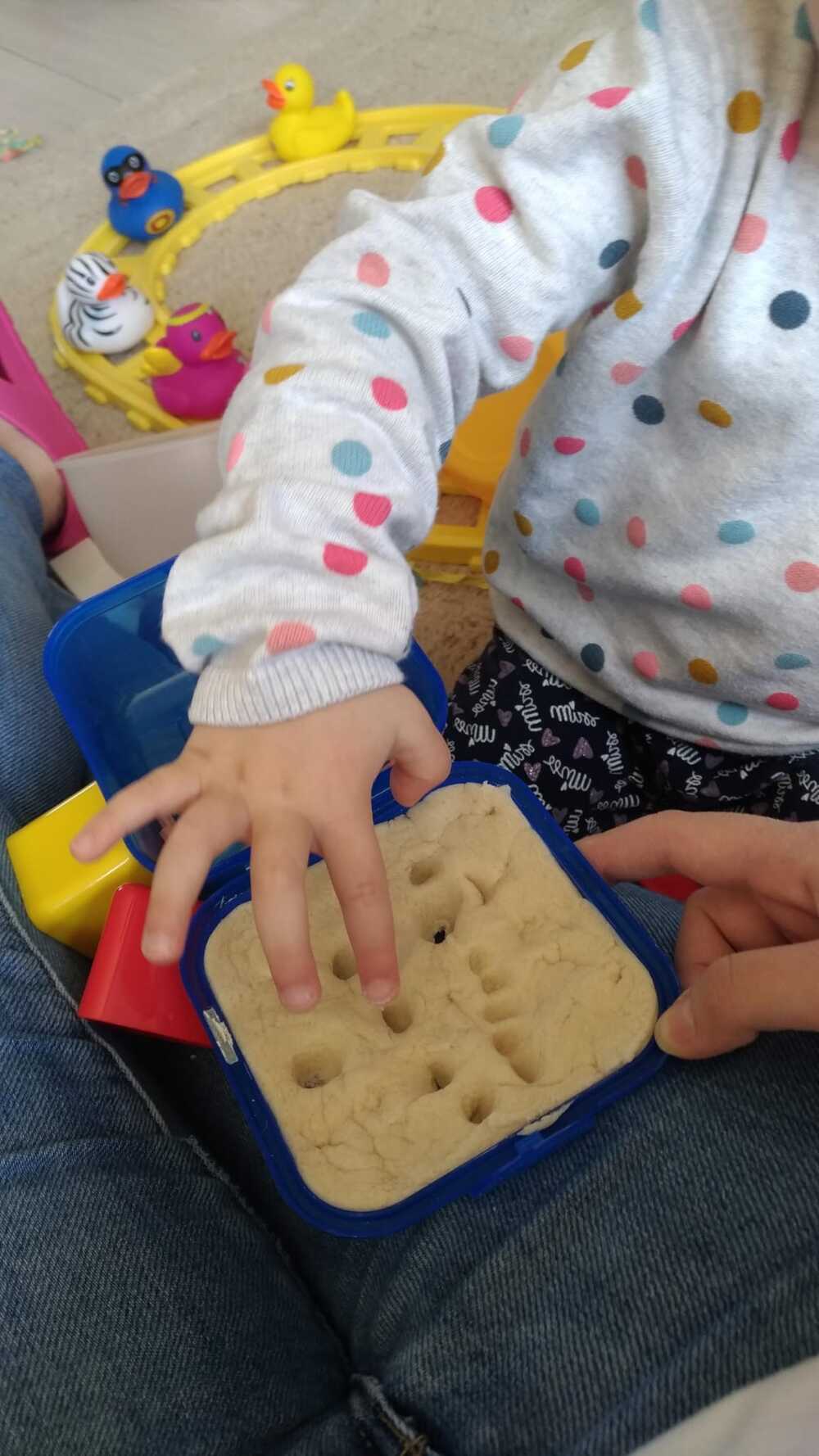 Bambina che gioca con giochi creativi